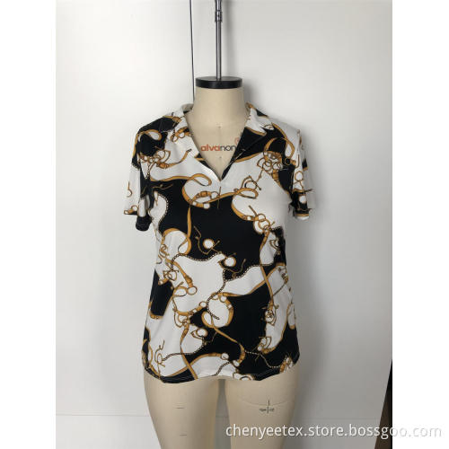 Jahitan geometris pada kemeja lengan pendek V-neck